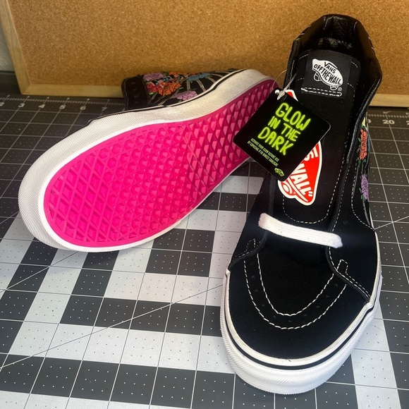 Vans sk8 hi
DIA DE MUERTOS💀💀
GLOW IN THE DARK
BRAND NEW - Picture 9 of 16